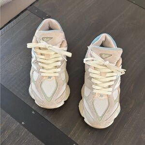 New balance women’s Pink gray beige and Blue Sneakers
Size 5’5